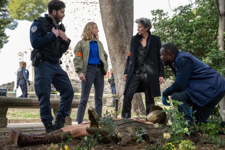 Nassim Rachi, Tiphaine Davi et Juliette Plumecocq-Mech devant la victime portant la tenue de gladiateur